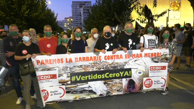 Miles de persoas esixen salvar o Mar Menor