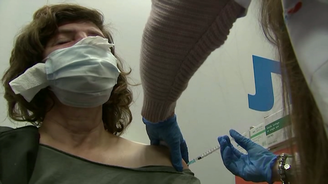 Israel é o primeiro país do mundo en autorizar a terceira dose da vacina contra a covid aos maiores de 60 anos