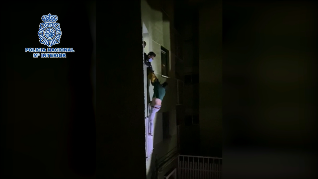 Rescatan e deteñen en Carabanchel un home que se ía tirar pola ventá tras agredir a súa parella