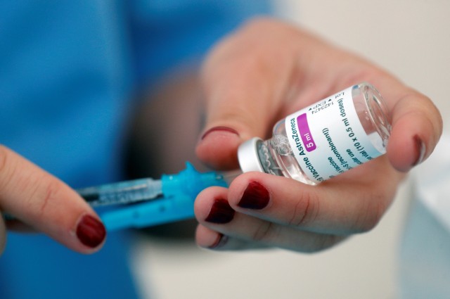 Sanidade e as comunidades deciden se lles poñen a vacina de AstraZeneca aos maiores de 55 anos