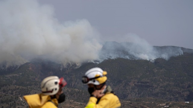 O vento complica a extinción do incendio que se adentrou no Parque Nacional do Teide tras arrasar 1.600 hectáreas