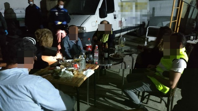 A Garda Civil identifica sete persoas que festexaban nunha nave de Culleredo