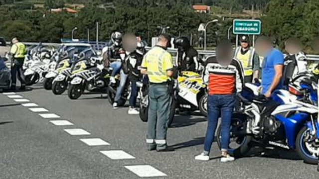 Un grupo de sete motoristas dá positivo na proba de alcolemia en Meaño