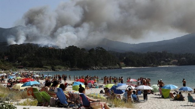Desactivan a alerta por proximidade a casas no incendio en Porto do Son