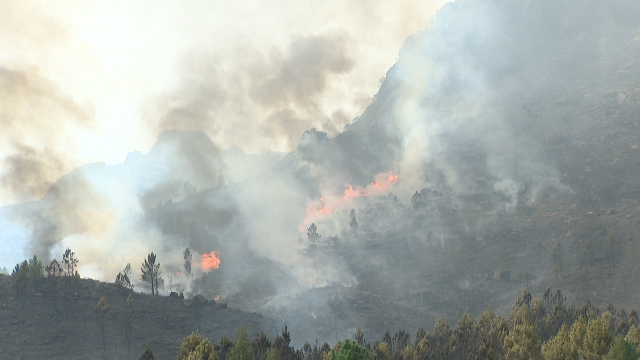 Controlado o incendio de Lobios en que faleceu o piloto do hidroavión