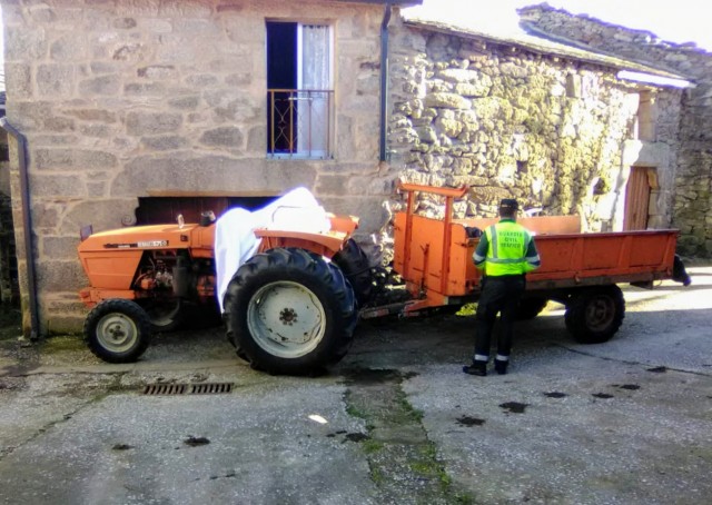 Falece un home ao sufrir un accidente co tractor e chocar contra unha casa