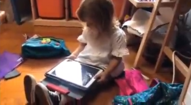 Faise viral o vídeo dunha nena que intenta falar en galego con Siri