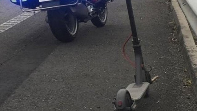 Detido un mozo que circulaba ebrio cun patinete electrico por unha estrada de Vilaboa