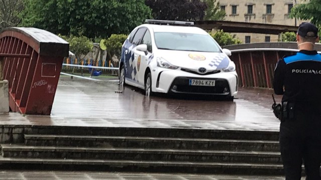Un coche da Policía Local de Vilagarcía queda atrapado na pasarela da Xunqueira