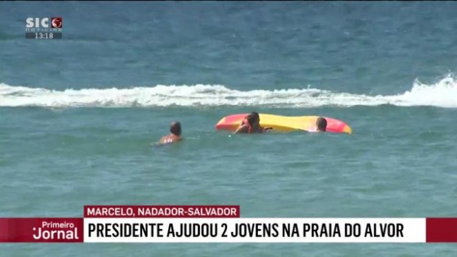 O presidente de Portugal axuda a rescatar dous bañistas no Algarve