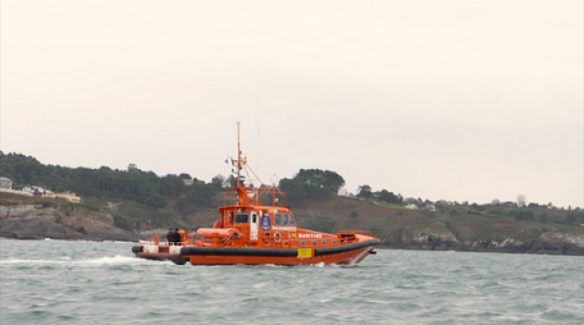 Rescatan os dous tripulantes dun pesqueiro afundido fronte a Cedeira