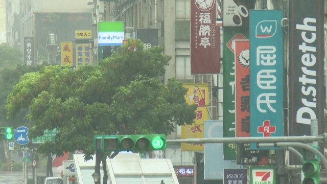 O tifón "Chantu" causa estragos en Taiwan e nas Filipinas