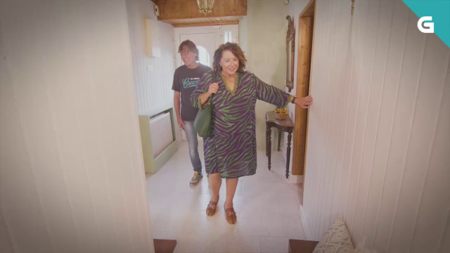 Inda e Julio foxen para que Carmen e Suso vexan o resultado da súa casa e rexouben